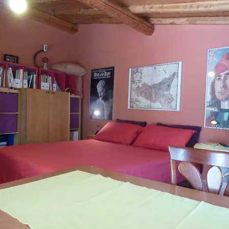 Casetta Rosa Tra I Papiri *